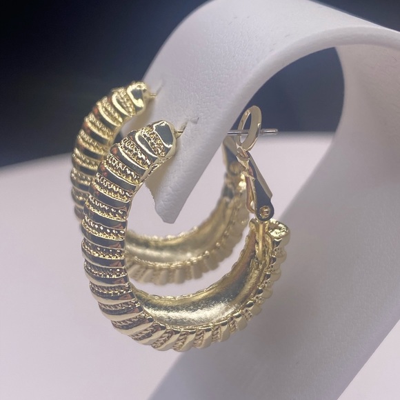 GOLD HOOP EARRINGS PIERCED - Picture 3 of 3